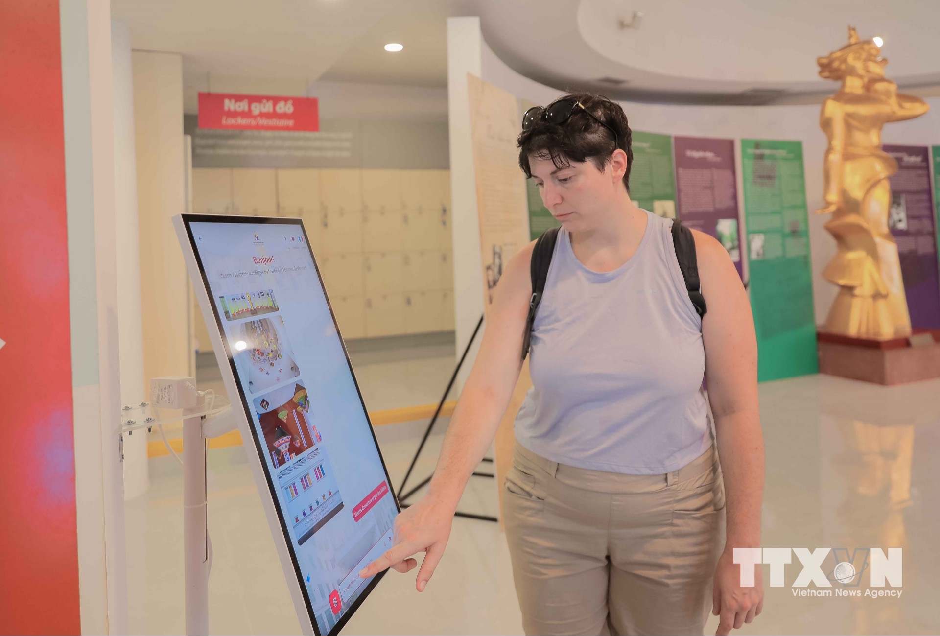 Trợ lý ảo trí tuệ nhân tạo (AI) và màn hình hỏi đáp thông minh hỗ trợ khách tham quan tương tác, tra cứu thông tin nhanh chóng về các giai đoạn lịch sử và nhân vật tiêu biểu. (Ảnh: Phan Phương/TTXVN)